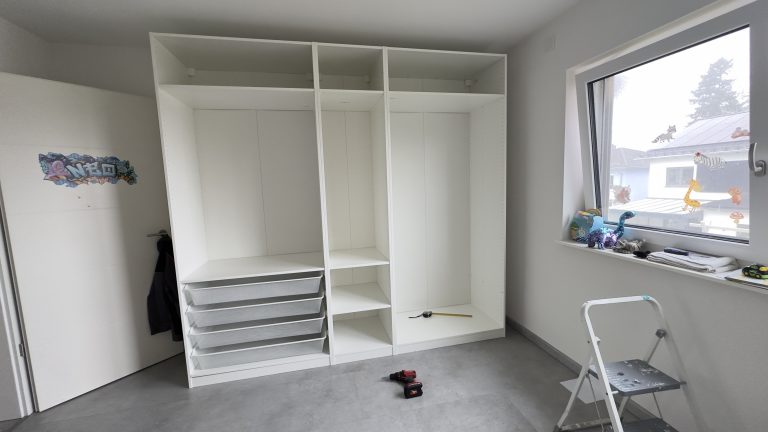 Fertig montierter Schrank mit Regalen