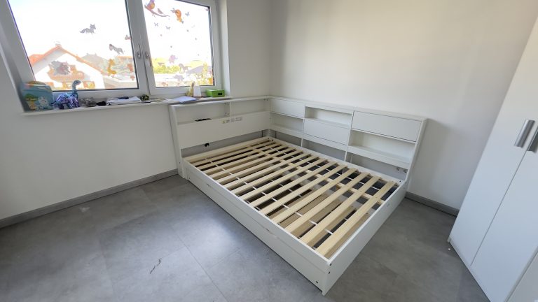 Montage eines Bettgestells im Schlafzimmer